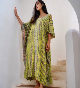 Nouveau Kaftan de Luxe pour Femme en Rayonne, 1 Pièce, Col Bateau, Épaules Dénudées, Motif Tie-Dye - Product Image 1