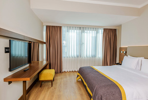 Country Inn Suites Ensembles de chambre à coucher Mobilier personnalisé d'hôtel Étoile de luxe Remise bon marché Emballage de style bois personnalisé Ventes modernes ZHE - Product Image 4