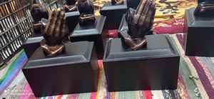 Urna funeraria de mano rezando de latón marrón oscuro Suministro de metal de estilo americano para adultos de Brassworld India - Product Image 4
