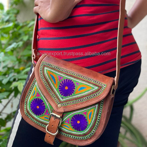 Bolso Bandolera Cruzado de Cuero de Cabra Hecho a Mano con Bordado Rajasthani de 7*9 Pulgadas - Product Image 1