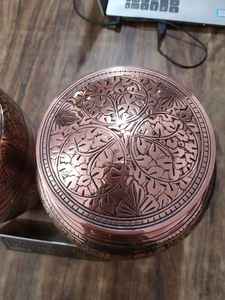 Urne funéraire en métal de style américain Brassworld India, entièrement gravée avec finition cuivre, modèle BRU-4092, pour adultes. - Product Image 3