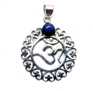 Colgante Om Chapado en plata de 3,5 cm de diseño personalizado con ajuste de bisel de piedra lapislázuli natural joyería hinduista de latón de estilo bohemio - Product Image 2