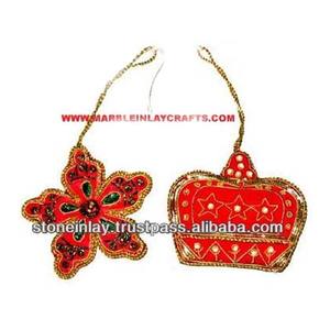 Ornements suspendus perlés décoratifs de Noël faits à la main par des artisans indiens - Product Image 1