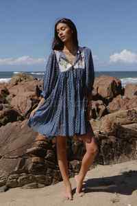 Vestido corto holgado de algodón 100% con estampado de contraste para mujer, vestido bohemio con cuello de pico y mangas de globo - Product Image 2