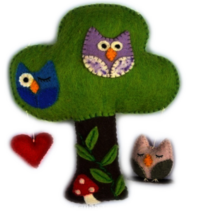 Petit arbre en feutre de laine doux fabriqué à la main pour les décorations de Noël Naturel et écologique du Népal - Product Image 1