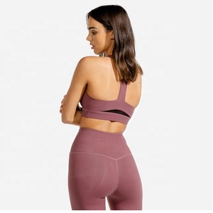 Sujetador deportivo ligero para mujer, prenda de compresión con ajuste ajustado, hecho de poliéster y licra, materiales reciclados - Product Image 4