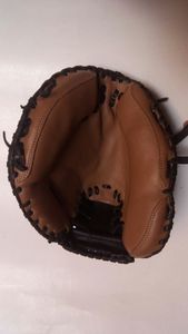 ถุงมือเบสบอลหนังวัวแท้คุณภาพสูง ทนทาน พร้อมโลโก้แบบกำหนดเอง ไม้เบสบอลไม้เมเปิล สำหรับคนถนัดซ้าย/ขวา ผลิตที่เมืองเซียลคอต ประเทศปากีสถาน - Product Image 4