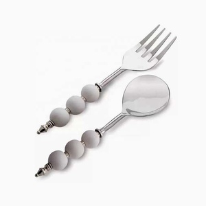 Set de service à salade en acier inoxydable argent poli avec poignée en perles blanches rondes Bar à salade servant un ensemble de nativité Argenterie - Product Image 2