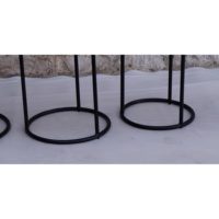 Ensemble de tables basses modernes en bois massif finition mate, design industriel, structure en tube de fer, plateau en bois de manguier, couleur personnalisable, petit format pour salon