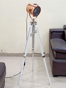 Projecteur de décoration d'intérieur industriel moderne luminaires LED en bois et cuivre Edison ampoule trépied lampadaire pour accessoires de cinéma - Product Image 2