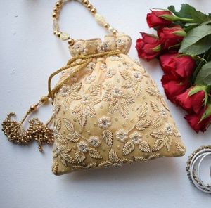 Sac Potli à motif autruche tendance 2022, forme demi-lune, belle broderie dorée Zari, tissu de soie élégant pour mariage - Product Image 1