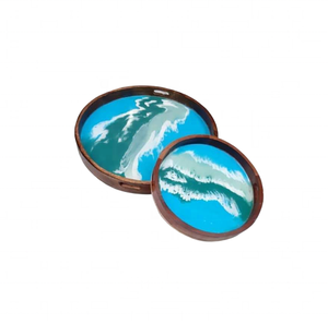 Vente en gros de plateau de service rond en résine époxy rivière et bois d'acacia ustensiles de cuisine pour hôtels et restaurants effet plage par Quality Handicrafts - Product Image 1