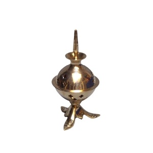 Kalavastu Brûleur d'encens à charbon de bois sculpté en laiton suspendu et encensoir Lobandan Décoration d'intérieur toutes saisons avec chaîne - Product Image 3