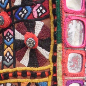 Sac de yoga indien vintage de style ethnique brodé à la main motif banjara conception de corps croisé doublure en toile tapis de yoga tribal à fermeture éclair - Product Image 4