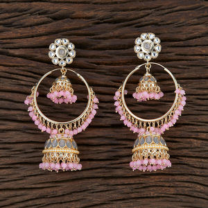 Jhumkis del Indo occidental, diseño hecho a mano con chapado en oro, 104729 de joyas Kanhai al mejor precio - Product Image 4