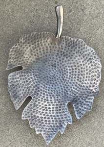 Plateau de service en métal gris de haute qualité avec motif feuille, idéal pour une présentation élégante sur table, pour les hôtels et pour une présentation raffinée des aliments. - Product Image 2