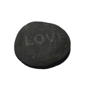 Piedras preciosas de ágata negra estilo Feng Shui, piedra semipreciosa grabada con símbolos de amor, decoración del hogar tallada - Product Image 1