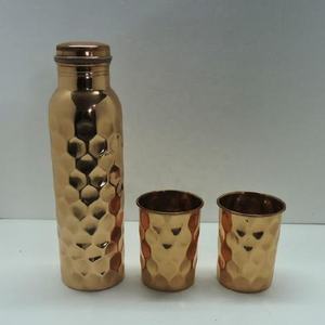 Grande bouteille en cuivre au design martelé avec lunettes pour la décoration intérieure et les cadeaux Ensemble de bouteilles d'eau en cuivre poli brillant avec gobelets - Product Image 2