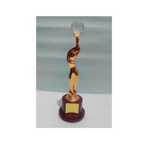 Trophée personnalisé en métal plaqué or de gros Trophée de tasses Trophée unique en aluminium Trophée de balle de cricket personnalisé élégant fantaisie - Product Image 3