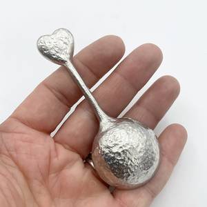 Cuillère de mariage en acier inoxydable à poignée en laiton de couleur dorée de l'Inde, parfaite pour les mariages et les événements. - Product Image 2