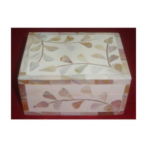 Boîte avec incrustation d'os de perles, coquille naturelle de haute qualité Exclusive - Product Image 1