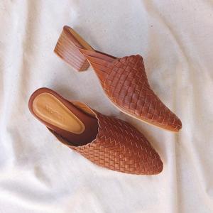 Mules de Cuero Tejidos a Mano Juliette, Creaciones Hechas a Mano - Product Image 1