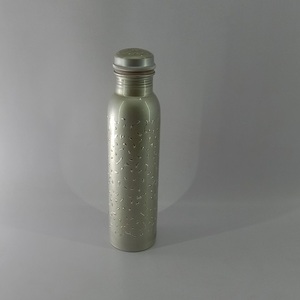 Botella de agua de cobre con un diseño clásico para una hidratación moderna - Product Image 2