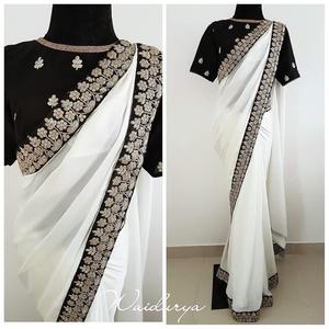 Vêtements de réception de créateur en coton et soie avec sari de couleur noire imprimé et blouse non cousue Vêtements pour femmes indiennes Prix de gros ApparelGarment - Product Image 6