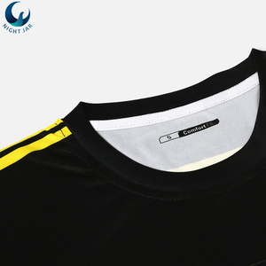 Ensemble de maillot et short de football haute performance, 100 % polyester, respirant, séchage rapide, personnalisable - Product Image 3