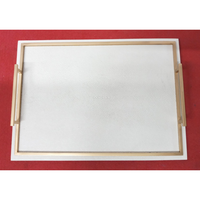 Plateau de service DAPHOCO modèle 181 en faux cuir shagreen blanc, bordure en placage de laiton antique, trempé 0,38x0,28x0,065, fabriqué au Vietnam