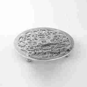 Dessous de plat rond en métal argenté fait à la main de designer ustensiles de cuisine et comptoir de restaurant utiliser tapis et coussin prix d'usine en gros - Product Image 1