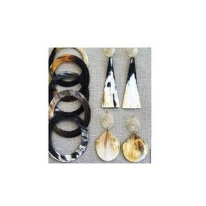 Venta caliente Diseño personalizado Ventas al por mayor Brazalete blanco Brazalete de forma redonda con brazalete de cuerno de color natural de alta venta - Product Image 1