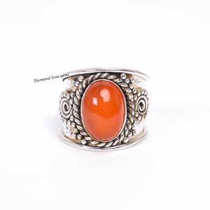 Anillo de banda de Plata de Ley 925 hecho a mano de Caroline Jewelry tallado con piedra natural y Diamante plateado a mano para bodas - Product Image 1