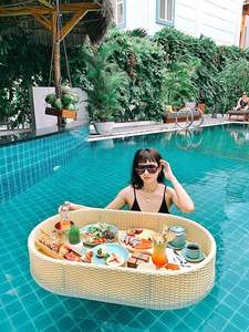 ถาดอาหารเช้าหวายลอยน้ำ: ในสระว่ายน้ำที่โรงแรมหรูหรือวิลล่ารีสอร์ทเขตร้อนผลไม้: มะม่วงแตงโมและความหลงใหล - Product Image 4