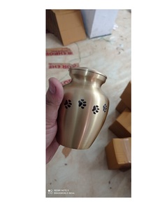 ÚNICA URNA DE CREMACIÓN DE MASCOTAS con pata dorada de latón en INDIA Suministros funerarios de estilo americano de BRASSWORLD INDIA - Product Image 1