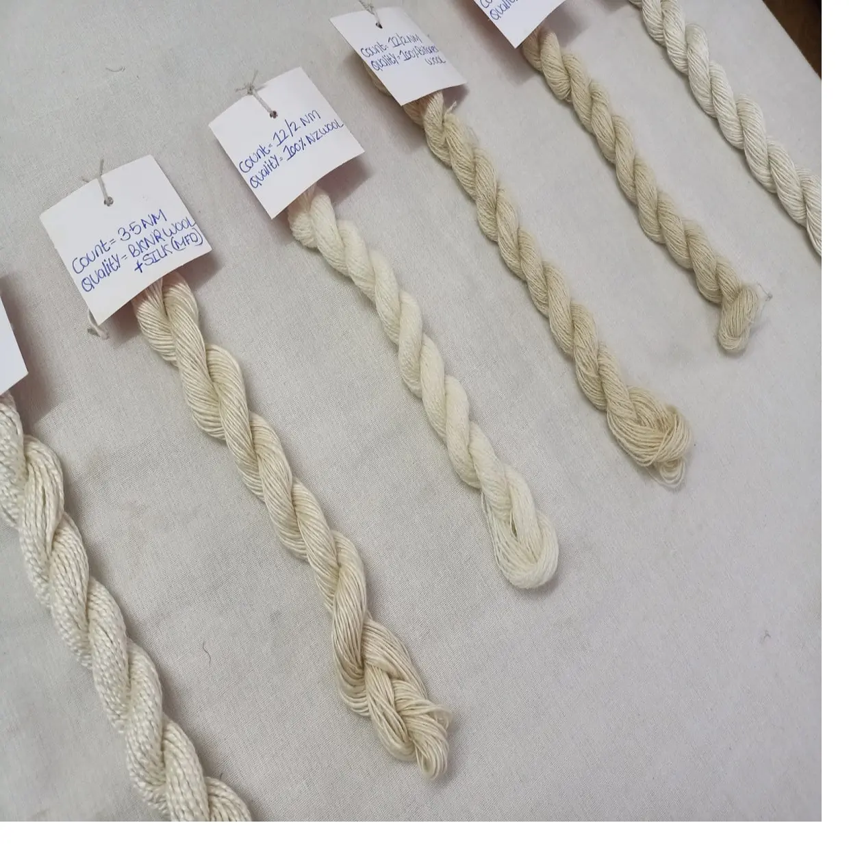 織物織工に適した数の品揃えで利用可能なカスタムメイドのウールとウールの混紡糸は、