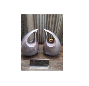 URNA DE CREMACIÓN EN GOTA LAGRIMA PAREADA DE ALUMINIO SUMINISTROS FUNERARIOS de Brassworld India - Product Image 1