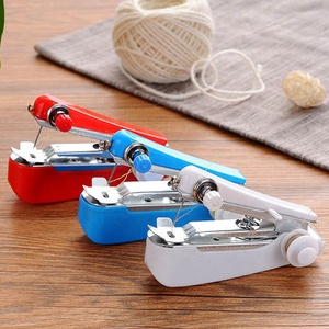 Mini machine à coudre manuelle portable à surjet Boîte de kit de maison avec règle, fil et bouton de canette - Product Image 2