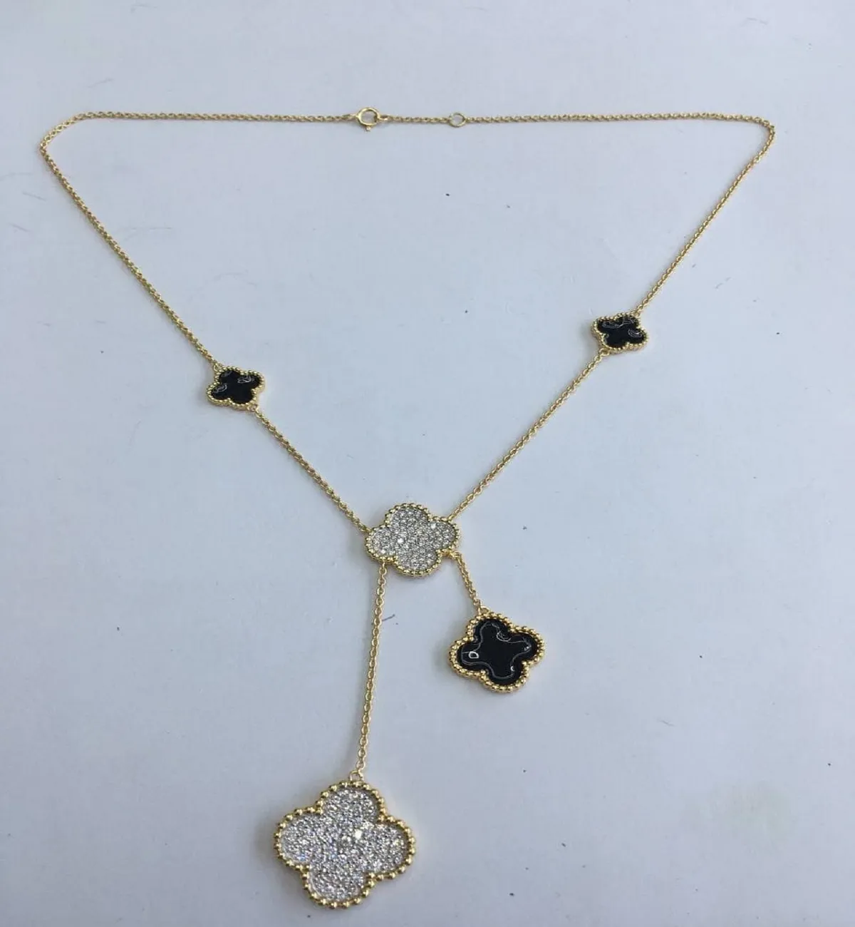 Kalung Bertatahkan Berlian Asli Desain Bunga Gaya Berkelas Eksklusif untuk Wanita dengan Emas 18Kt.