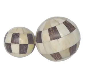 骨镶嵌和木质镶嵌装饰球可提供各种尺寸和颜色的家庭装饰球