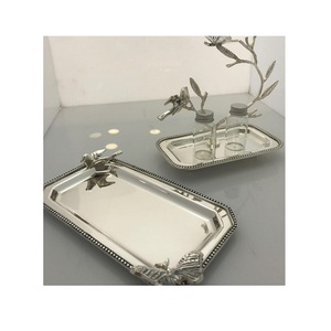 Lot de trois plateaux alimentaires de différentes tailles en acier inoxydable, plateau de service à dessert martelé avec manche en bois - Product Image 5