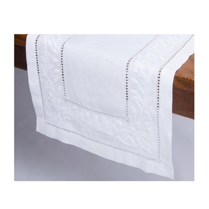 Chemin de table brodé à la main aux fleurs, 100% coton, broderie quattr-gu-n. - Product Image 2