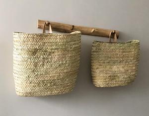Panier suspendu magnifiquement fait main en paille et cuir - Product Image 1
