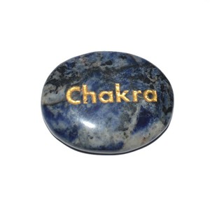 Sodalita Chakra Grabado Oval Piedra curación bolsillo Piedras Grabadas - Product Image 1