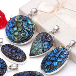 Violet Labradorite Cristal Crâne 3D Sculpture Sur Bois Machine Étoile Coeur Sculpté Miroir Collier Strass Pendentif Naturel Bleu Lot - Product Image 1