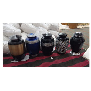 Urna de cremación para adultos de latón antiguo Estilo americano multicolor de Brassworld India Suministro funerario Premium - Product Image 1