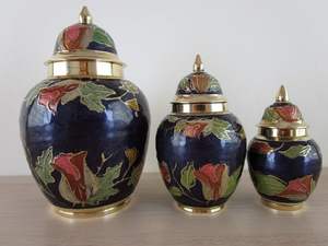 Urna funeraria de latón grabada en rojo de Brassworld India para cenizas de adultos para conmemoraciones y recuerdos - Product Image 5