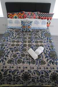 Couvre-lit exclusif Suzani de style bohème ethnique de 260 cm x 452 cm brodé à la main en coton naturel pour la maison d'hôtel - Product Image 2