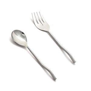Ensemble de service à salade avec poignée design ondulé mince ensemble de couverts en métal en acier inoxydable poli et sans danger pour les aliments - Product Image 1