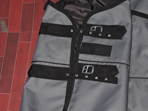 Manta de Invierno para Caballo, Resistente al Agua, Transpirable, de 1200D, con Relleno de Poliéster de 250 GSM, con Solapa para la Cola y Reflector - Product Image 4